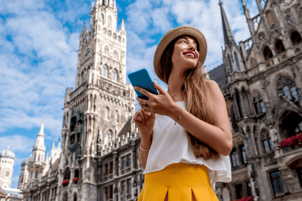 A young woman on her phone, booking travel arrangements. Tengah