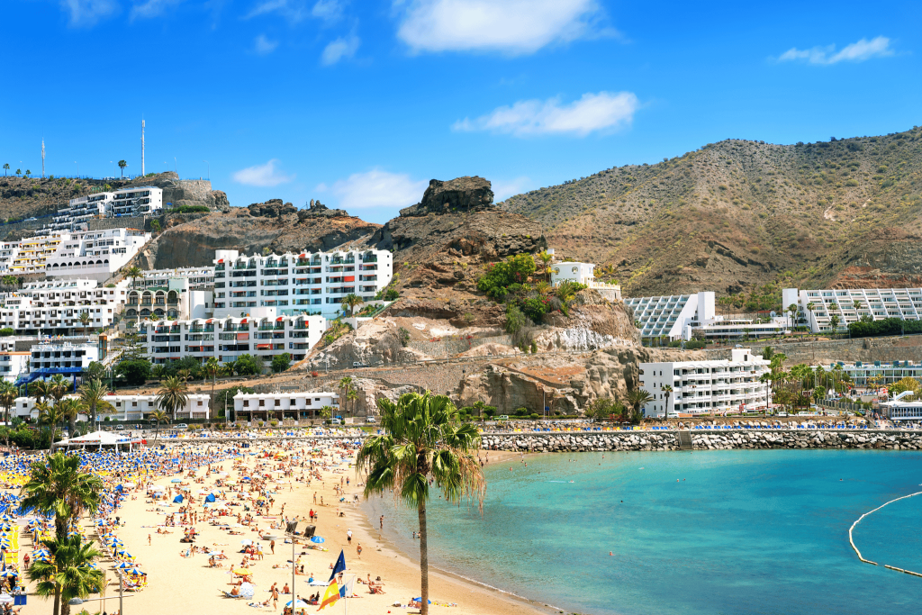 The worst time to visit puerto Rico is in the winter because it is peak season and the prices are very high and there are a lot of tourists. This beach in Grand Canaria is so bust. Tengah
